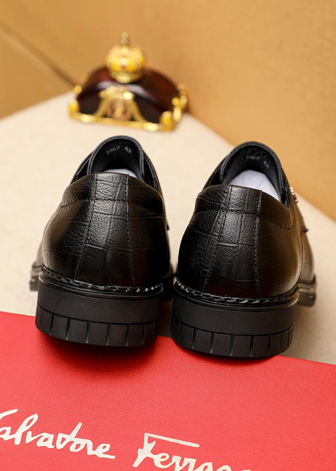 Men's shoes 💰462 💐 Product trademark: Ferragamo "Ferragamo" business leather shoes Regular size: 38-44 (45.46🉑️customized) Product materials: Selected imported first-layer calfskin embossed upper + luxury hardware buckle, imported water-dyed cow leather lining. Strong three-dimensional visual effect, rubber outsole Color: 1⃣️color optional